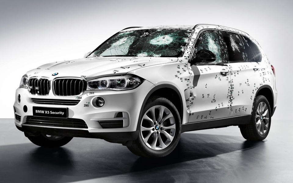 BMW cung cấp phiên bản xe chống đạn BMW F15 X5 Sercurity Plus, tương tự 7-Series. Theo BMW, mẫu xe này đạt mức độ bảo vệ cấp 3 (hay VR6) và có thể chống chịu được cuộc tấn công bằng súng AK-47 trong cự ly 10 m nhờ kính cường lực nhiều lớp và hệ thống khung thép đặc biệt. Xe còn được trang bị BMW Intelligent Emergency Call, cho phép gửi thông tin chính xác của chiếc xe trong trường hợp khẩn cấp.