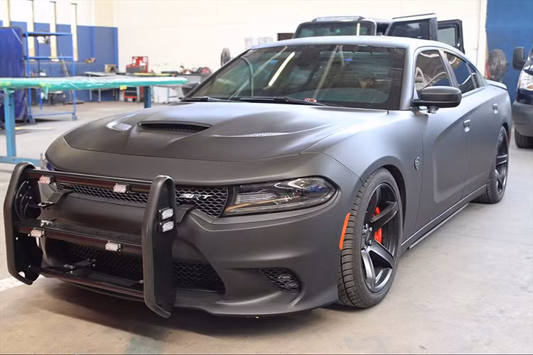 Hãng Armormax đã cho ra lò mẫu xe cơ bắp bọc thép Dodge Charger Hellcat. Ngoài động cơ mạnh 707 mã lực, mẫu xe cơ bắp này còn được khoác lên lớp vỏ chống đạn ở cấp cao nhất B7 - chống được đạn súng trường xuyên giáp, thanh chắn trước cỡ lớn và lốp xe run-flat. Ngoài ra, bình ắc-quy, bộ tản nhiệt, ECU cũng được bảo vệ nhằm giữ hiệu suất cho xe.