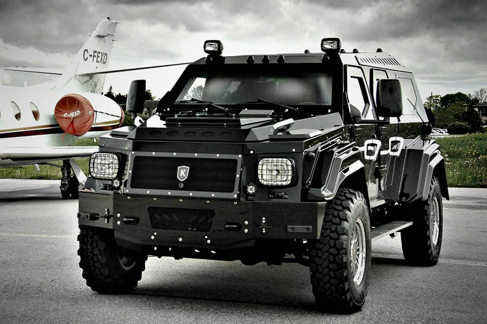 Nếu các yếu nhân muốn một chiếc xe vừa thoải mái, vừa có thể bảo vệ họ khỏi những cuộc tập kích vũ trang, hãng Conquest Vehicles đến từ Canada sẽ làm hài lòng họ với mẫu xe Knight XV. Được xây dựng trên nền tảng bán tải hạng nặng Ford F-550, Conquest Knight XV nặng đến 9 tấn và được đẩy bởi động cơ V10 dung tích 8.8L. Thân xe và bộ lốp có thể chống lại được cuộc tấn công vũ trang bằng súng chống tăng.