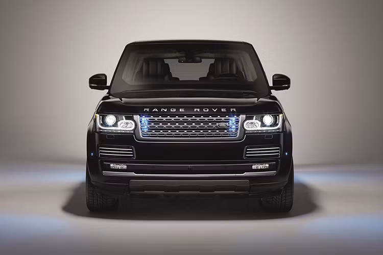 Range Rover Sentinel là mẫu xe chống đạn dành cho yếu nhân và nguyên thủ quốc gia. Dựa trên nền tảng mẫu xe Autobiography, Sentinel có khả năng chống được đạn súng trường quân sự hay đạn 7,62 ly. Ngoài ra, xe còn có thể chịu được 15 kg thuốc nổ TNT và lựu đạn DM51 ở cả bên dưới gầm lẫn trên mui. Bọc quanh ca-bin xe là 6 lớp thép siêu bền, kính chống đạn đặc biệt, lốp run-flat, bình nhiên liệu tự vá và ắc-quy dự phòng.