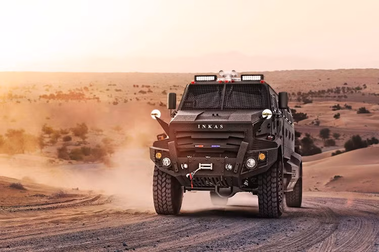 Một hãng xe đặc chủng khác đến từ Canada - INKAS được biết đến là đơn vị hàng đầu trong phân khúc. Thuộc dòng xe chiến đấu bọc thép, INKAS Huron có ca-bin, sàn xe và khoang động cơ đều được gia cố bằng kim loại chống đạn. Thiết kế này giúp xe có thể chống lại các vụ tấn công trong khi vẫn duy trì đầy đủ hiệu suất do khối lượng nhẹ. INKAS Huron sở hữu động cơ Paccar 8.3L đi kèm hộp số sàn 10 cấp và có thể chuyên chở 16 người cùng lúc