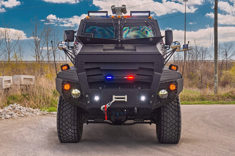 Điều kiện chính trị và kinh tế bất ổn là yếu tố để ngành công nghiệp sản xuất xe chống đạn tăng trưởng mạnh trong những năm gần đây. Riêng tại Mexico, doanh số xe ôtô chống đạn tăng hơn 10% trong năm 2018 do làn sóng tội phạm tăng cao. Với hơn 100.000 phương tiện bọc thép được lưu hành trên thế giới, loại phương tiện này không đơn thuần chỉ là người bảo vệ mà còn là phương tiện để thể hiện sự giàu có, độ chịu chơi.