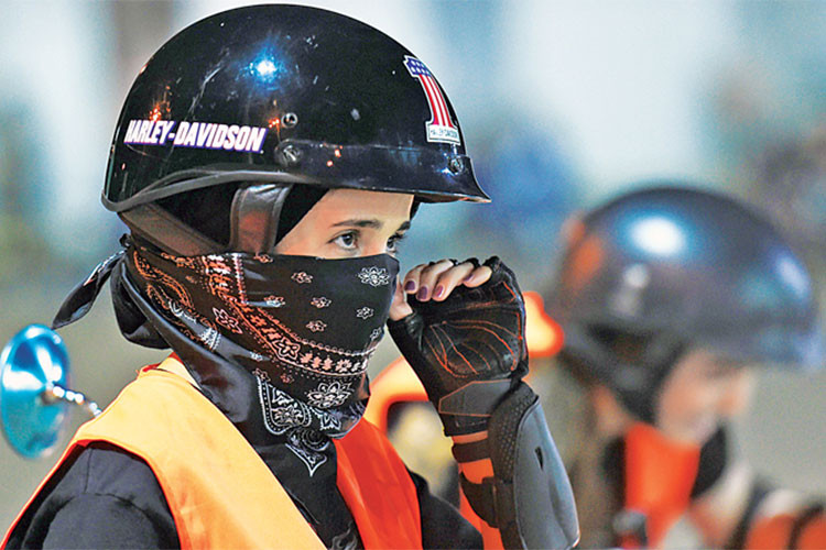 Được biết, khi sử dụng môtô thì phụ nữ Ả Rập vẫn phải cần tới sự cấp phép của một giám hộ nam để có thể sở hữu bằng lái xe nhưng bù lại đăng ký xe ra biển vẫn được áp dụng dễ dàng không phân biệt giới tính.