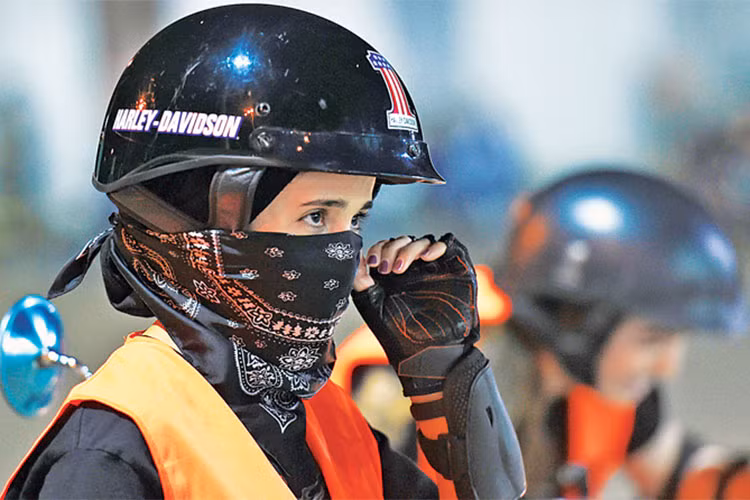 Được biết, khi sử dụng môtô thì phụ nữ Ả Rập vẫn phải cần tới sự cấp phép của một giám hộ nam để có thể sở hữu bằng lái xe nhưng bù lại đăng ký xe ra biển vẫn được áp dụng dễ dàng không phân biệt giới tính.