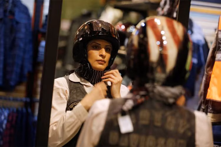 Tuy nhiên ở những trung tâm hướng dẫn và đào tạo kĩ năng chạy xe dành cho nữ giới, họ vẫn được quyền trút bọ trang phục rườm ra này để khoác lên mình những bộ quần áo bảo hộ đậm chất biker và an toàn hơn.