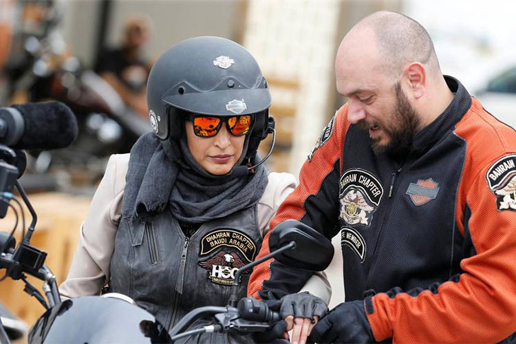 Ông Marwan Al-Mutlaq - Quản lý Kinh doanh của Harley-Davidson tại các tiểu vương quốc Ả Rập cho biết: “Trào lưu chơi xe môtô của phụ nữ Ả Rập đang phát triển mạnh mẽ mỗi ngày. Chúng tôi đã có sẵn một lượng lớn khách hàng nữ đặt cọc mua xe và đăng ký các khóa học huấn luyện kể từ sau khi chính sách cải cách của Thái tử Mohammad Bin Salman được áp dụng”.
