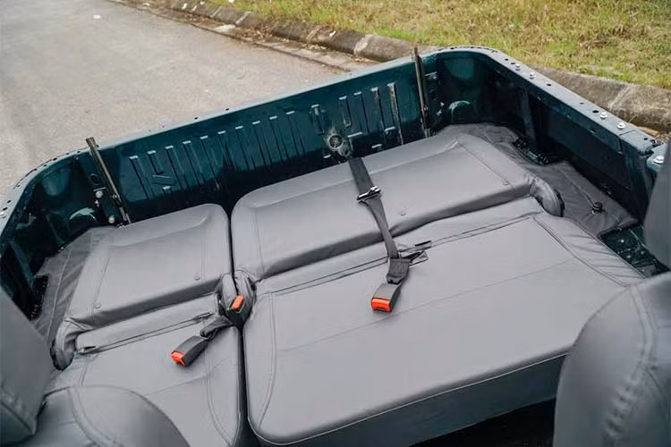 Kết hợp với động cơ này là hộp số sàn 5 tốc độ giúp UAZ Hunter vận hành linh hoạt trên đường. Bên cạnh đó, hộp số phụ sẵn sàng giúp người lái off-road với chế độ cài cầu 4H, 4L. Theo nhà sản xuất công bố, xe tiêu thụ nhiên liệu khoảng 9,5 lít/100km trong điều kiện đường hỗn hợp.