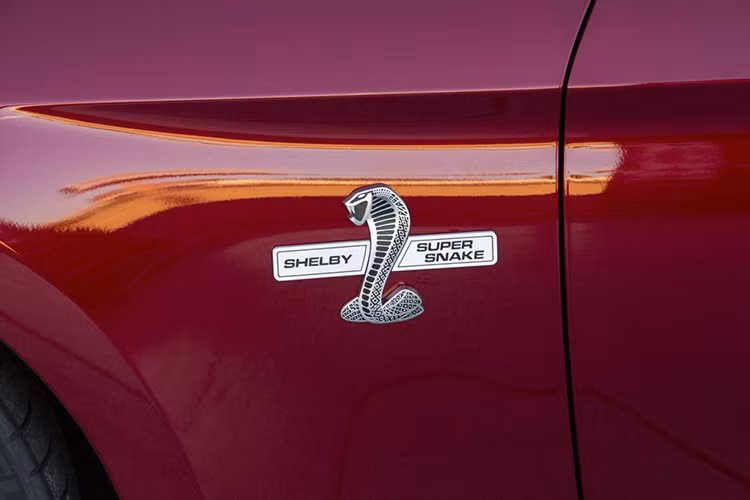Thân xe được thiết kế dạng khí động học cùng logo rắn hổ mang Shelby Super Snake 2015 đính kèm.