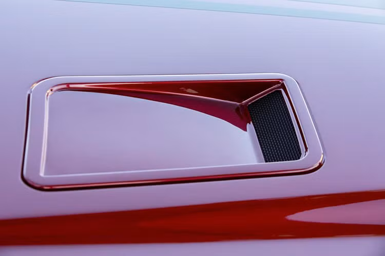 Cánh gió nổi bật và ống xả được thiết kế mới. Cản sau gắn thêm bộ khuếch tán lớn nhằm giảm không khí quẩn phía đuôi xe.