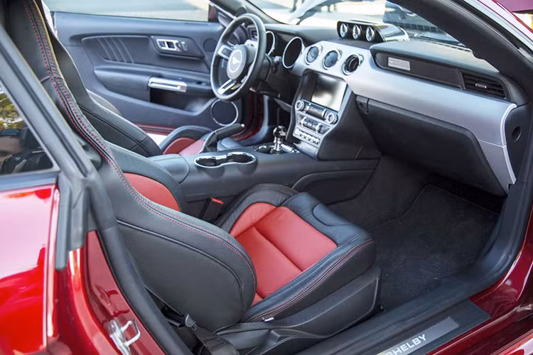 Bên trong ca-bin, gói nội thất Katzkin, hệ thống khung chống lật và dây an toàn 5 điểm sẽ khiến khách hàng cảm thấy mình đang ngồi trong một cỗ máy có hiệu năng đáng kể.