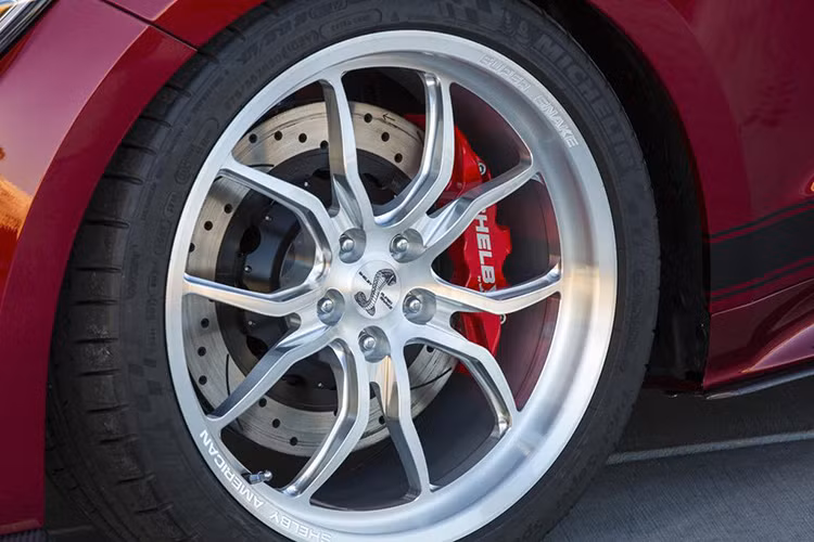 Hệ thống phanh Wilwood, la-zăng WELD Racing hợp kim kích thước 20 inch và ống xả Borla cũng là các trang bị “hàng khủng” đáng chú ý.