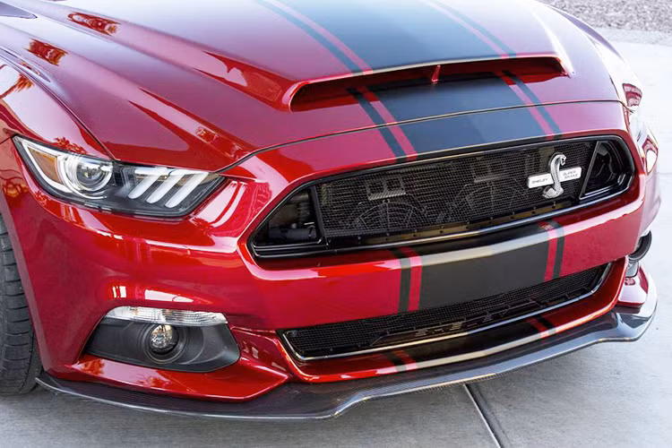 Các thành phần thiết yếu của thân xe như tấm khuếch tán gió trước/sau, nắp ca-pô, ốp gương v.v… đều bằng sợi các-bon. 