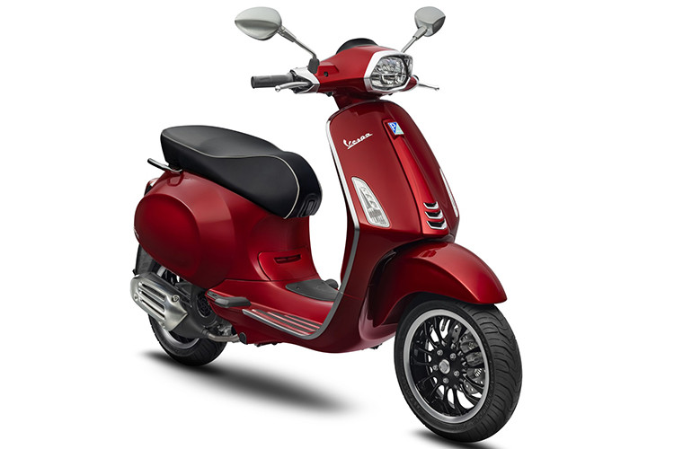 Vespa Sprint 125cc 2020 tiêu chuẩn gồm hai lựa chọn màu mới là đỏ Scarlatto (đỏ mận) và đen, trong đó màu đỏ Scarlatto là màu sơn mới lần đầu tiên xuất hiện. Xe vẫn sở hữu những điểm nhấn thiết kế cá tính như cụm đèn LED trước và sau,hốc còi phía dưới cà vạt được tạo hình góc cạnh,thiết kế mới với phần ốp cụm công tắc mạ chrome, giống thiết kế của viền đèn pha trước và mào xe trên chắn bùn.