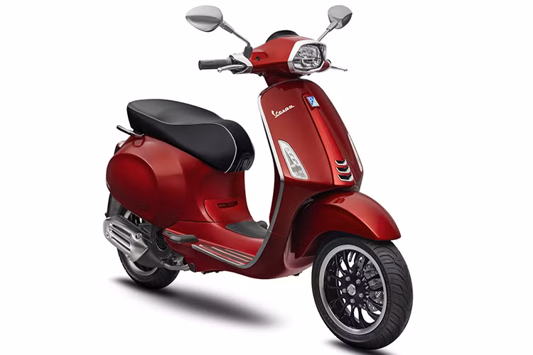 Vespa Sprint 125cc 2020 tiêu chuẩn gồm hai lựa chọn màu mới là đỏ Scarlatto (đỏ mận) và đen, trong đó màu đỏ Scarlatto là màu sơn mới lần đầu tiên xuất hiện. Xe vẫn sở hữu những điểm nhấn thiết kế cá tính như cụm đèn LED trước và sau,hốc còi phía dưới cà vạt được tạo hình góc cạnh,thiết kế mới với phần ốp cụm công tắc mạ chrome, giống thiết kế của viền đèn pha trước và mào xe trên chắn bùn.