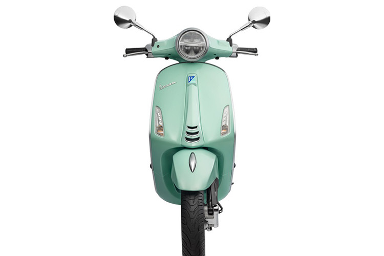 Primavera S 125cc bản thể thao có thêm hai lựa chọn màu mới trắng và đen. Sự tinh tế và tỉ mỉ thể hiện với những chi tiếtthiết kế nhấn nhá màu xám ở đường viền trước, hốc còi, mào trước và vành bánh xe. Yên xe đen với chỉ viền màu xám thanh lịch hài hòa trong tổng thể màu sắc và đường nét. Các phiên bản Primavera 2020 đều được trang bị hệ thống đèn LED hiện đại trước và sau.