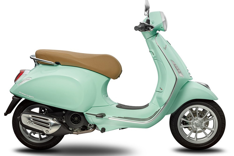 Vespa Primavera 125cc 2020 mới phiên bản tiêu chuẩn có các điểm nhấn thiết kế mới là ốp cụm công tắc mạ chrome, giống thiết kế của viền đèn pha trước và mào xe trên chắn bùn,vành bánh xe xám nổi bật hơn. Yên xe với những nét thiết kế tối giản mới đầy cuốn hút.