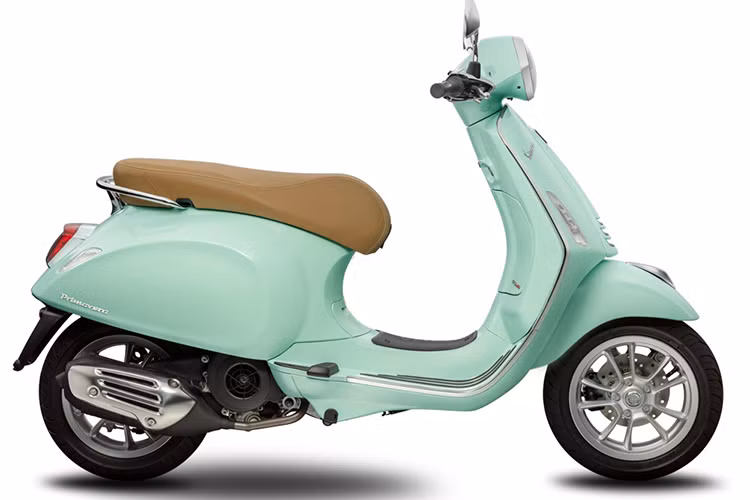 Vespa Primavera 125cc 2020 mới phiên bản tiêu chuẩn có các điểm nhấn thiết kế mới là ốp cụm công tắc mạ chrome, giống thiết kế của viền đèn pha trước và mào xe trên chắn bùn,vành bánh xe xám nổi bật hơn. Yên xe với những nét thiết kế tối giản mới đầy cuốn hút.