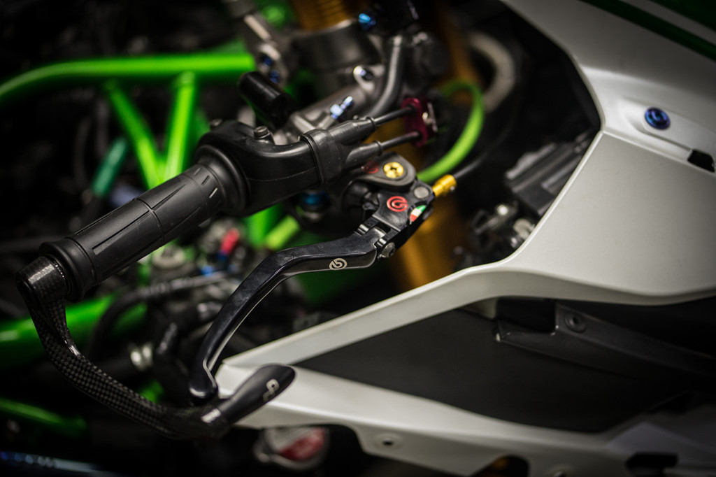 Cặp tay côn-phanh của brembo là một trong những món đồ chơi khá đắt tiền.