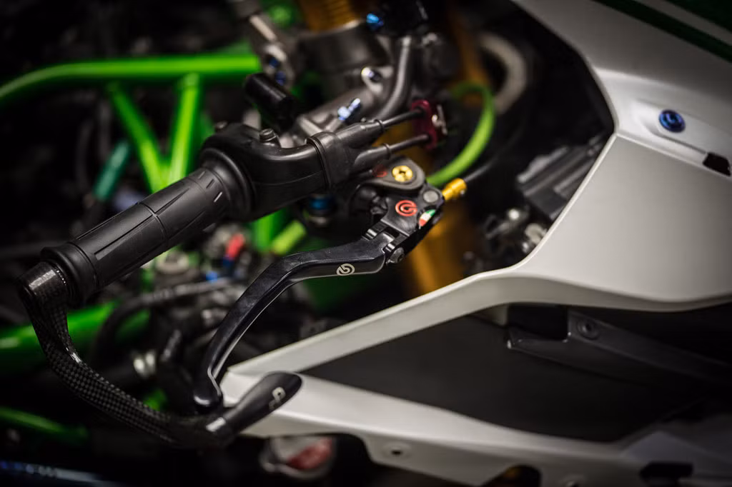 Cặp tay côn-phanh của brembo là một trong những món đồ chơi khá đắt tiền.