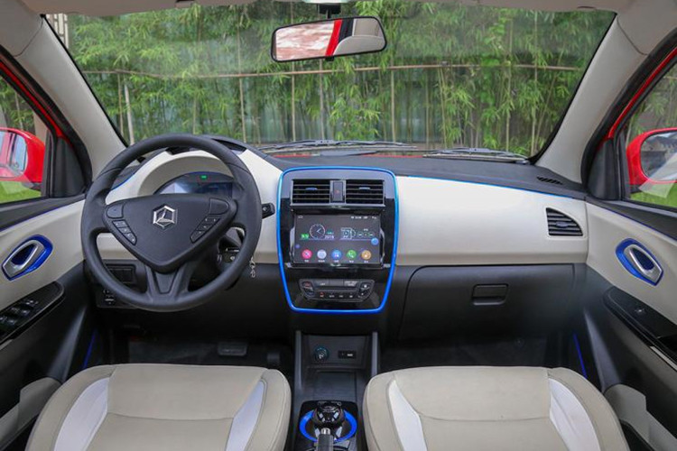 Ở khía cạnh kích thước, Levdeo i5 có chiều dài 4.055 mm, rộng 1.630 mm, cao 1.510 mm, và trục cơ sở dài 2.400 mm. Bên trong mẫu xe sedan Levdeo i5 được đánh giá cao hơn đàn em Levdeo i3 với các chi tiết được phối màu chau chuốt và cao cấp hơn.