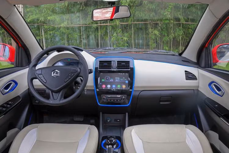 Ở khía cạnh kích thước, Levdeo i5 có chiều dài 4.055 mm, rộng 1.630 mm, cao 1.510 mm, và trục cơ sở dài 2.400 mm. Bên trong mẫu xe sedan Levdeo i5 được đánh giá cao hơn đàn em Levdeo i3 với các chi tiết được phối màu chau chuốt và cao cấp hơn.