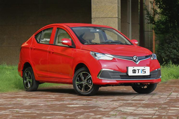 Tiếp đến là mẫu xe sedan mang tên Levdeo i5 2019 mới, theo nhà sản xuất Trung Quốc cho biết - Levdeo i5 được trang bị mô tơ điện sản sinh 40 mã lực và mô-men xoắn cực đại 150 Nm, kết hợp với một cụm pin 25 kWh.