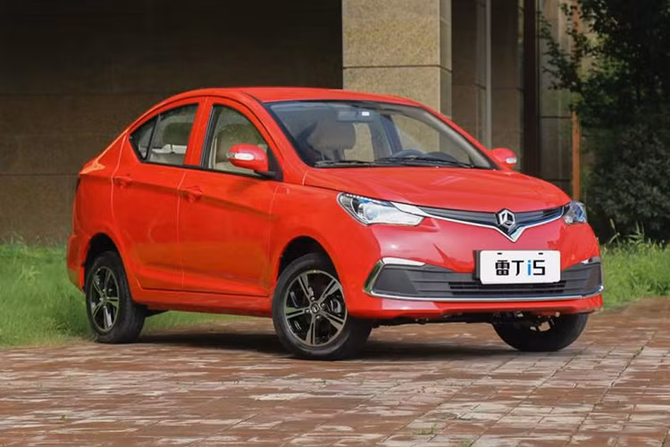 Tiếp đến là mẫu xe sedan mang tên Levdeo i5 2019 mới, theo nhà sản xuất Trung Quốc cho biết - Levdeo i5 được trang bị mô tơ điện sản sinh 40 mã lực và mô-men xoắn cực đại 150 Nm, kết hợp với một cụm pin 25 kWh.