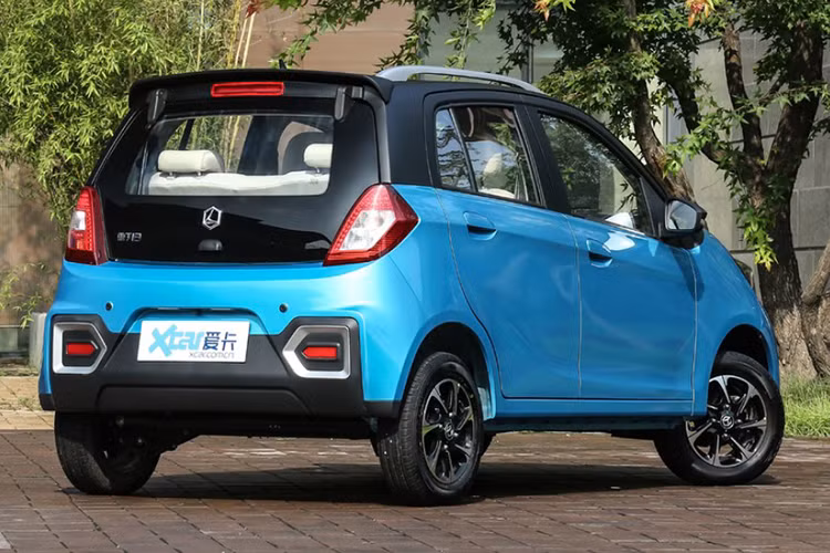 Mẫu xe hatchback Levdeo i3 mới sở hữu tốc độ tối đa 80 km/h và cự li di chuyển 100 km trên một lần sạc. Bản i3 Comfort có mô tơ điện mạnh hơn một chút với 34 mã lực và mô-men xoắn cực đại 115 Nm, kết hợp với cụm pin 15 kWh. Tốc độ tối đa của nó là 100 km/h và cự li di chuyển 160 km/h trên một lần sạc.