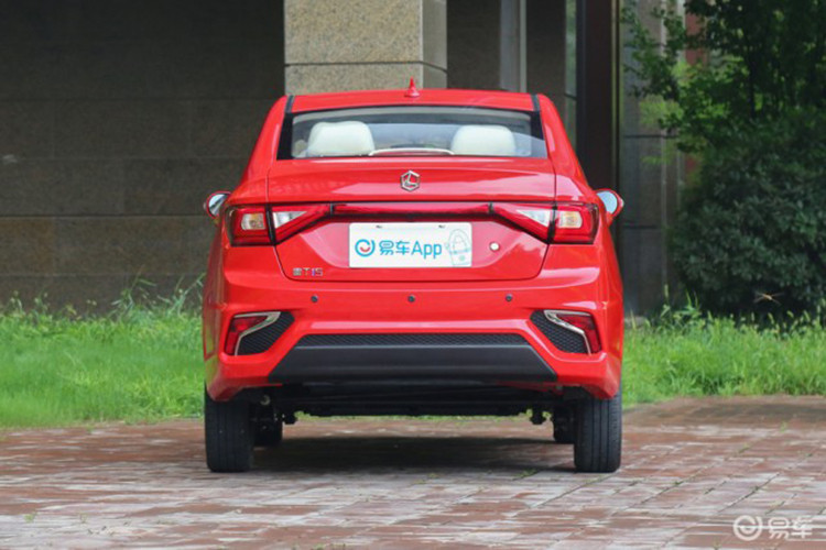 Xe sedan Levdeo i5 chạy điện có thể đạt tốc độ tối đa 100 km/h và cự li di chuyển tới 255 km trên một lần sạc. Nhà sản xuất chỉ đưa ra đúng một phiên bản với giá bán 76.000 nhân dân tệ (khoảng 249 triệu đồng).