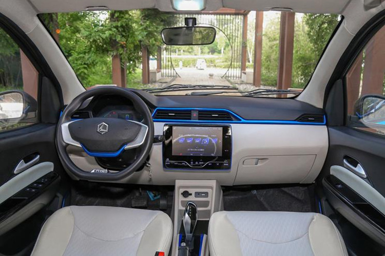 Bên trong nội thất của hatchback Levdeo i3 khá đơn giản với màn hình giải trí cỡ lớn, ghế ngồi bọc da cộng nỉ, vô lăng thiết kế to bản... xe cũng có hộp số tự động kèm một số tiện ích cơ bản cho người sử dụng.