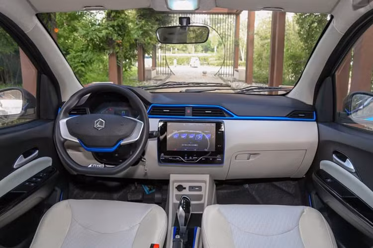 Bên trong nội thất của hatchback Levdeo i3 khá đơn giản với màn hình giải trí cỡ lớn, ghế ngồi bọc da cộng nỉ, vô lăng thiết kế to bản... xe cũng có hộp số tự động kèm một số tiện ích cơ bản cho người sử dụng.