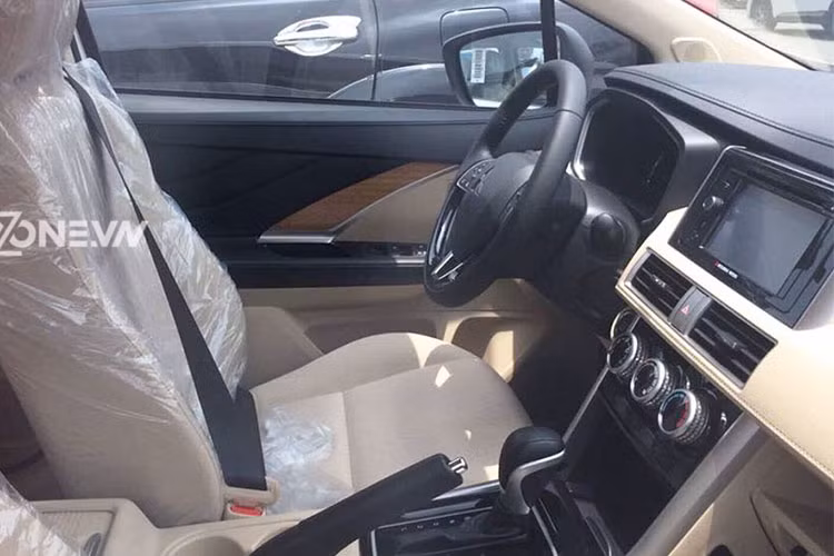 Nội thất của xe được trang bị khá chỉnh chu với toàn bộ ghế ngồi được bọc nỉ hoặc da (tùy từng phiên bản). Vô-lăng 3 chấu bọc da tích hợp 1 số phím chức năng, khởi động bằng nút bấm. Với phiên bản Ultimate, xe được trang bị màn hình cảm ứng kết nối Bluetooth, tích hợp camera lùi…