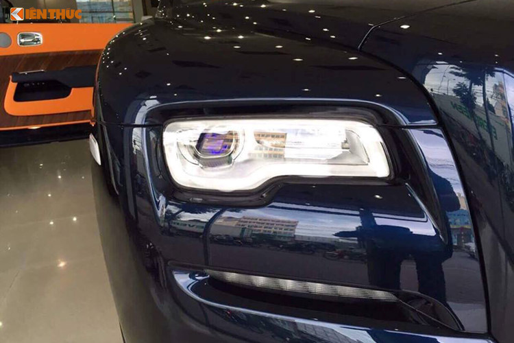 Phần đầu và đuôi của Dawn giống Ghost hơn là Wraith, nhất là đi vào chi tiết như đèn pha và đèn hậu. Cụm lưới tản nhiệt hình thang làm từ hợp kim sáng, dải đèn LED định vị tương tự như trên Wraith hay Ghost Series II, cửa mở ngược tương tự Wraith, cụm đèn hậu tích hợp viền kim loại.