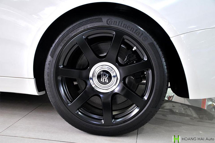 Để phối với màu trắng ngoại thất đầy sang trọng của chiếc Rolls-Royce Wraith này, Chủ tịch Trung Nguyên còn yêu cầu đơn vị bán xe sơn lại bộ mâm của chiếc xe siêu sang thành đen nhám đối lập đầy cá tính. 