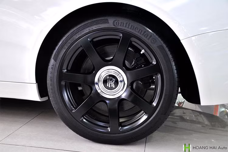 Để phối với màu trắng ngoại thất đầy sang trọng của chiếc Rolls-Royce Wraith này, Chủ tịch Trung Nguyên còn yêu cầu đơn vị bán xe sơn lại bộ mâm của chiếc xe siêu sang thành đen nhám đối lập đầy cá tính. 
