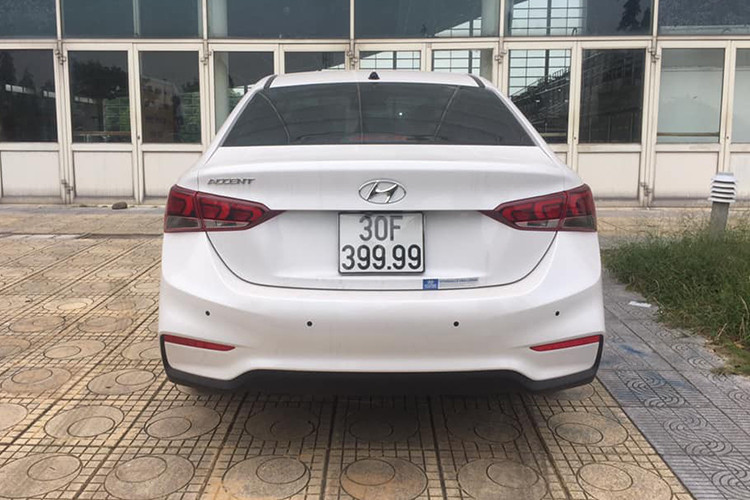 Mẫu xe Hyundai Accent 2018 được trang bị động cơ Kappa 1.4L MPI cho công suất tối đa 100 mã lực tại 6.000 vòng/phút cùng Mo-men xoắn cực đại 132Nm tại 4.000 vòng/phút. Xe có 2 lựa chọn hộp số là tự động 6 cấp và số sàn. Tại thị trường Việt Nam, nó được xem là đối thủ của "ông vua doanh số" Toyota Vios.