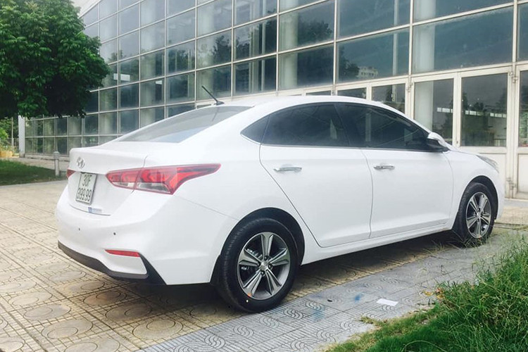 Với cặp biển siêu đẹp này, mức giá bán đi của chiếc Hyundai Accent biển tứ quý này được đẩy lên hơn 1,5 lần so với giá bán niêm yết ban đầu. Cụ thẻ, giá bán niêm yết hiện tại của Accent AT Đặc biệt chỉ ở mức 540 triệu đồng. Chi phí ra biển được chủ xe đề cập là 650 triệu đồng.