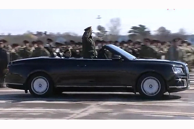 Tương tự Senat Sedan, Aurus Senat Convertible cũng được trang bị hệ thống động cơ hybrid xăng-điện với máy V8, dung tích 4,4 lít. Động cơ tăng áp này tạo ra công suất tối đa 598 mã lực và mô-men xoắn cực đại 880 Nm. Mô-tơ điện sẽ bổ sung 40 mã lực nữa. Toàn bộ sức mạnh được truyền tới cả 4 bánh thông qua hộp số tự động 9 cấp.