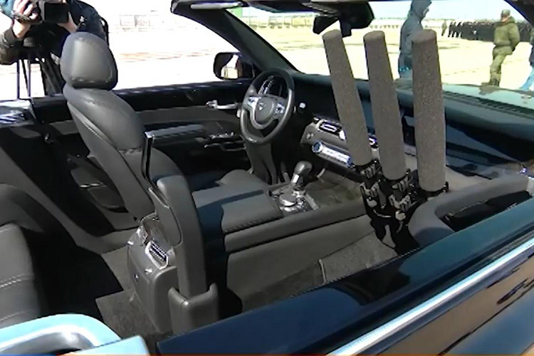 Bên trong Aurus Senat Convertible là không gian nội thất gần như được bê nguyên từ phiên bản sedan sang. Tuy nhiên, vì Aurus Senat Convertible là xe diễu hành nên đã được thay đổi nhẹ trong nội thất. Cụ thể, ghế phụ lái phía trước đã bị tháo bỏ trong khi tay nắm chắc chắn được bổ sung để các quan chức có thể đứng vững trong xe khi diễu hành. 