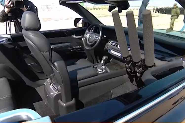 Bên trong Aurus Senat Convertible là không gian nội thất gần như được bê nguyên từ phiên bản sedan sang. Tuy nhiên, vì Aurus Senat Convertible là xe diễu hành nên đã được thay đổi nhẹ trong nội thất. Cụ thể, ghế phụ lái phía trước đã bị tháo bỏ trong khi tay nắm chắc chắn được bổ sung để các quan chức có thể đứng vững trong xe khi diễu hành. 