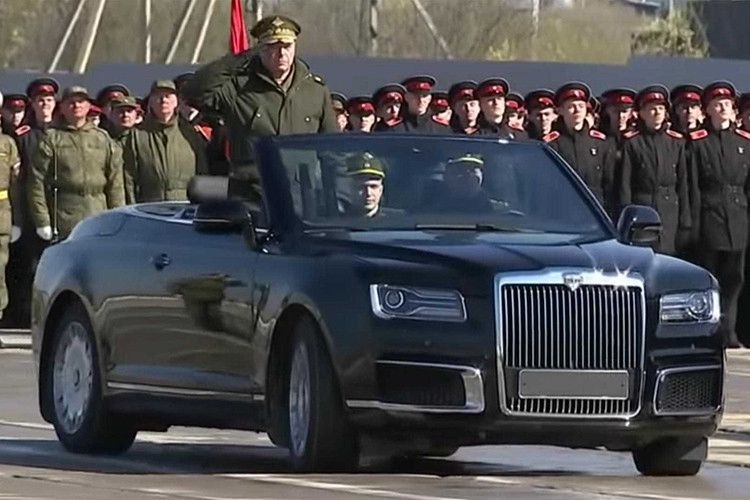 Vào ngày 19/4/2019 vừa qua, những chiếc xe sang Aurus Senat Convertible đã có màn ra mắt bất ngờ trong buổi diễu hành của quân đội Nga. Có vẻ đây là những chiếc xe được sinh ra để dành cho những buổi diễu hành long trọng như thế này.