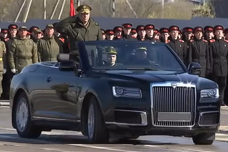 Vào ngày 19/4/2019 vừa qua, những chiếc xe sang Aurus Senat Convertible đã có màn ra mắt bất ngờ trong buổi diễu hành của quân đội Nga. Có vẻ đây là những chiếc xe được sinh ra để dành cho những buổi diễu hành long trọng như thế này.