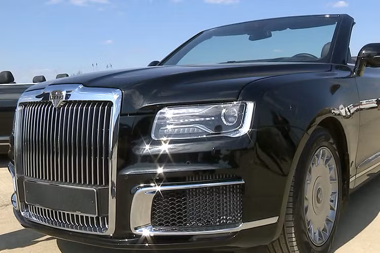 Hiện hãng xe Aurus vốn được mệnh danh là "Rolls-Royce của Nga" chưa hé lộ nhiều thông tin liên quan đến Senat Convertible. Tuy nhiên, qua hình ảnh trong những bản tin của đài truyền hình Nga, có thể thấy Aurus Senat Convertible mới sở hữu một số nét khác biệt so với Senat Sedan, đặc biệt là sự biến mất của phần mui cứng.