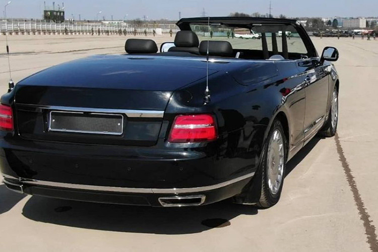 Ngoài ra, Aurus Senat Convertible còn sở hữu 2 cửa bên sườn dài hơn và đường dập gân kém nổi bật hơn Senat Sedan. Riêng phần đuôi xe của Aurus Senat Convertible đã được thay đổi với nắp cốp sau phẳng và khoang hành lý cỡ lớn để chứa phần mui mềm có thể tháo rời ra.