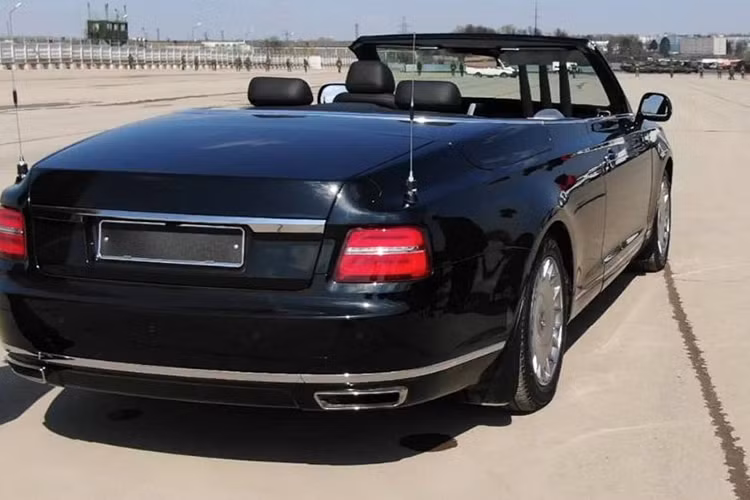 Ngoài ra, Aurus Senat Convertible còn sở hữu 2 cửa bên sườn dài hơn và đường dập gân kém nổi bật hơn Senat Sedan. Riêng phần đuôi xe của Aurus Senat Convertible đã được thay đổi với nắp cốp sau phẳng và khoang hành lý cỡ lớn để chứa phần mui mềm có thể tháo rời ra.