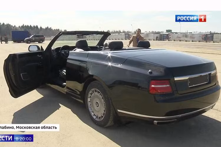 Chiếc Aurus Senat Convertible mới cũng được trang bị lưới tản nhiệt cỡ lớn đi kèm nan dọc mạ crôm, cụm đèn pha LED, vỏ gương ngoại thất và bộ vành hợp kim có thiết kế giống xe Rolls-Royce. Đằng sau xe lại xuất hiện thiết kế gợi liên tưởng đến Bentley với cụm đèn hậu 2 tầng và đầu ống xả hình chữ nhật.