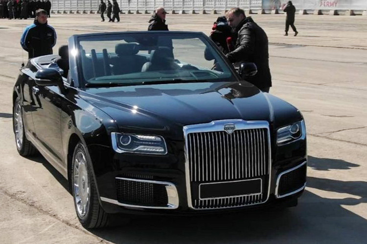 Theo trang tin Tvzvezda.ru, Bộ trưởng Bộ Công nghiệp và Thương mại của Nga tiết lộ chiều cao gầm của Aurus Senat Convertible đã giảm 20 mm so với phiên bản sedan. Những chi tiết còn lại của Aurus Senat Convertible về cơ bản là giống Senat Sedan.