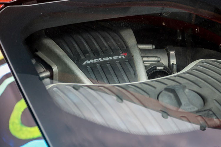 McLaren 650S Spider được trang bị khối động cơ V8, dung tích 3.8L tăng áp kép, sản sinh công suất lên đến 641 mã lực và 680 Nm mô-men xoắn. Kết hợp hộp số bán tự động 7 cấp SSG và hệ dẫn động cầu sau, chiếc siêu xe Anh quốc có thể tăng tốc 0-100 km/h trong 3 giây và tốc độ tối đa đạt 328 km/h.