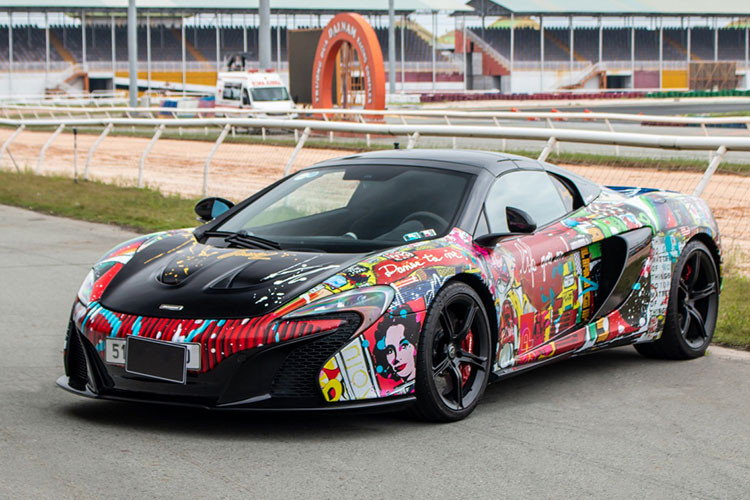 Thời điểm mới ra mắt, đối thủ chính của McLaren 650S Spider bao gồm Lamborghini Huracan LP 610-4 và Ferrari 488 GTB, cùng giá bán từ 288.000 USD. Hiện nay dòng xe này đã bị khai tử, nhường chỗ cho 720S Spider mạnh mẽ hơn. Trên thị trường xe cũ Việt Nam, giá xe McLaren 650S Spider bán lại dao động từ 9-11 tỷ đồng.