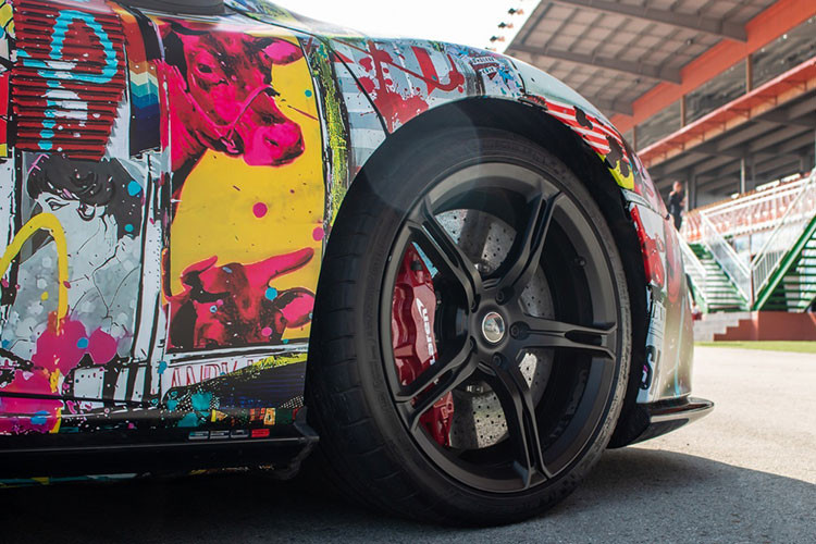 Ngoài lớp áo sặc sỡ được dán decal, ngoại thất của chiếc McLaren 650S Spider mui trần này cũng được áp dụng nhiều tuỳ chọn bằng carbon trần chính hãng độc đáo như phần líp dưới của cản trước, ốp gương chiếu hậu, phần ốp hốc gió đặt ở hai bên hông, và toàn bộ phần cản sau bao gồm luôn cả khuếch tán.